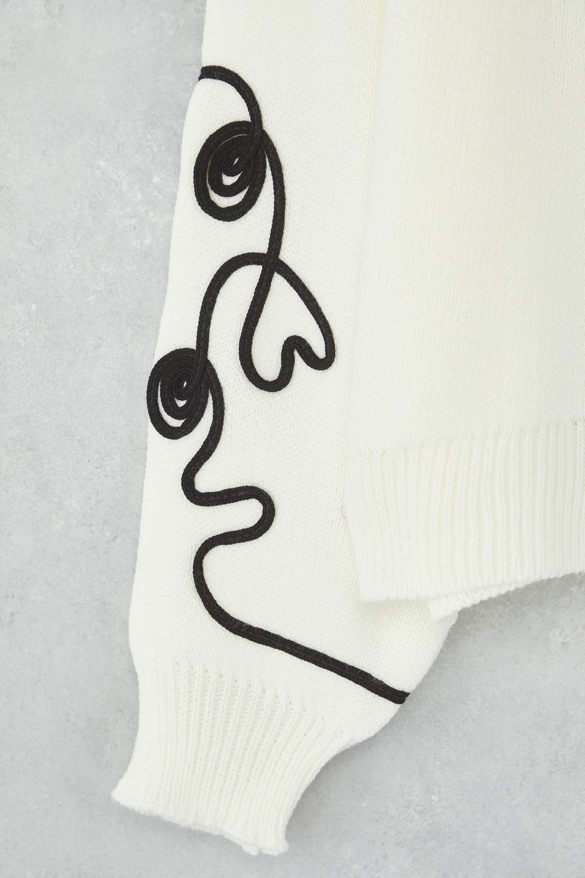 Trendyolmilla  Ekru Oversize/Geniş Kalıp Kol İşlemeli Triko Kazak TWOAW26KZ00037 - Görsel 6