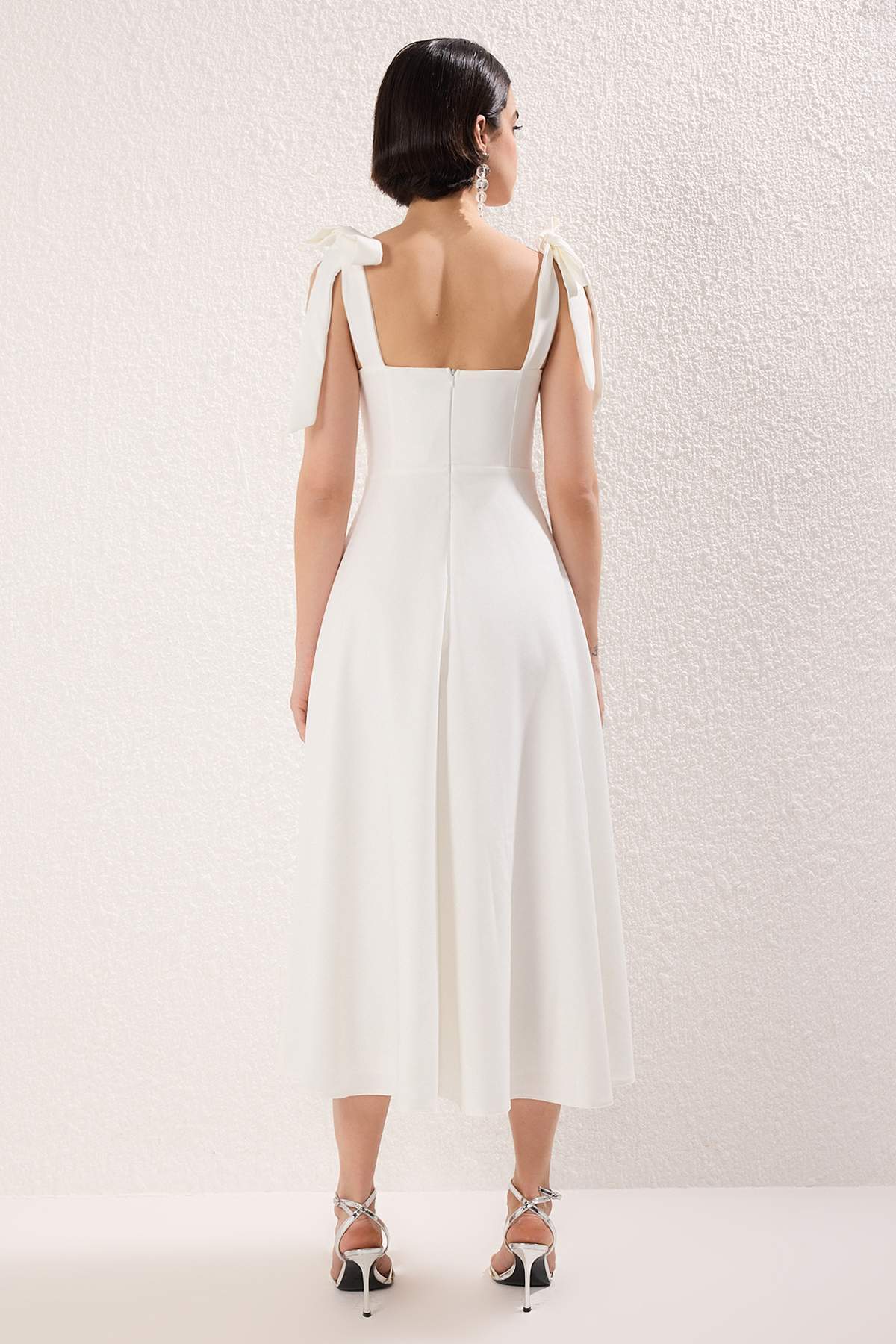 Trendyolmilla  Beyaz A-Kesim Askı Bağlama Detaylı Dokuma Midi Şık Abiye Gece Mezuniyet Elbisesi TPRSS24EL00251 - Görsel 5