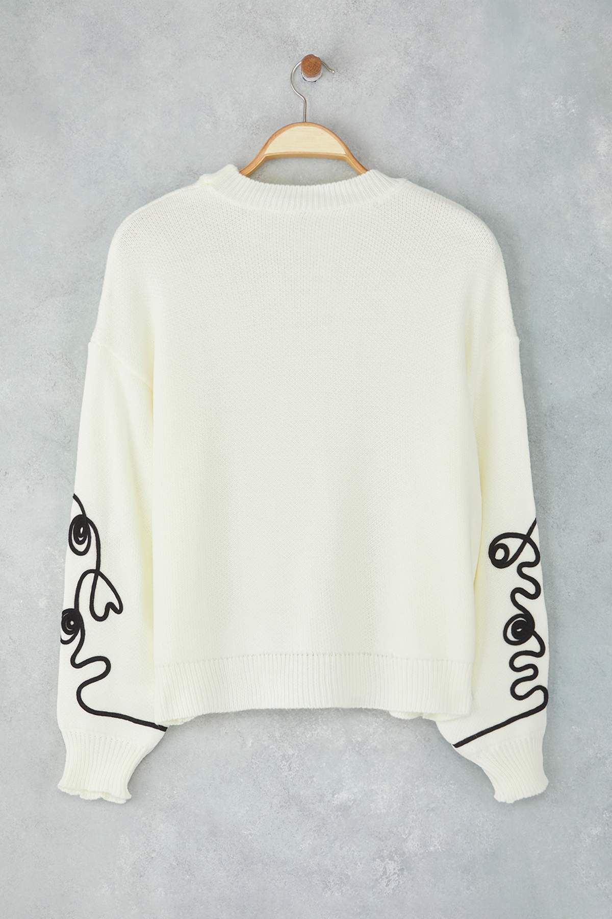 Trendyolmilla  Ekru Oversize/Geniş Kalıp Kol İşlemeli Triko Kazak TWOAW26KZ00037 - Görsel 8