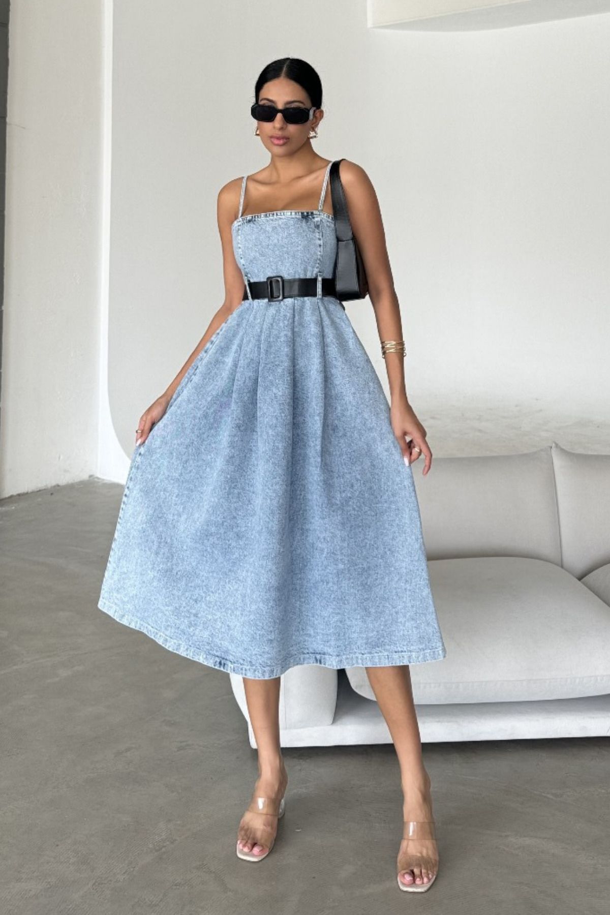 fehika Denim İp Askılı Midi Elbise. Kemerli Kar Yıkamalı Mavi Kot Elbise