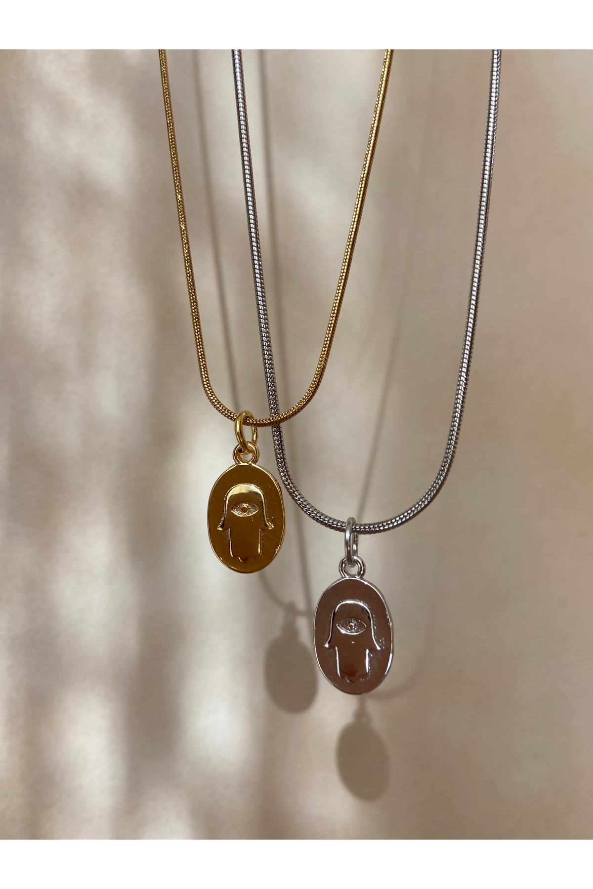 Hamsa Gold Renk Plaka Çelik Zincirli Kadın Kolye (45 Cm) – Sevgililer Günü Özel - Detay Görseli 3