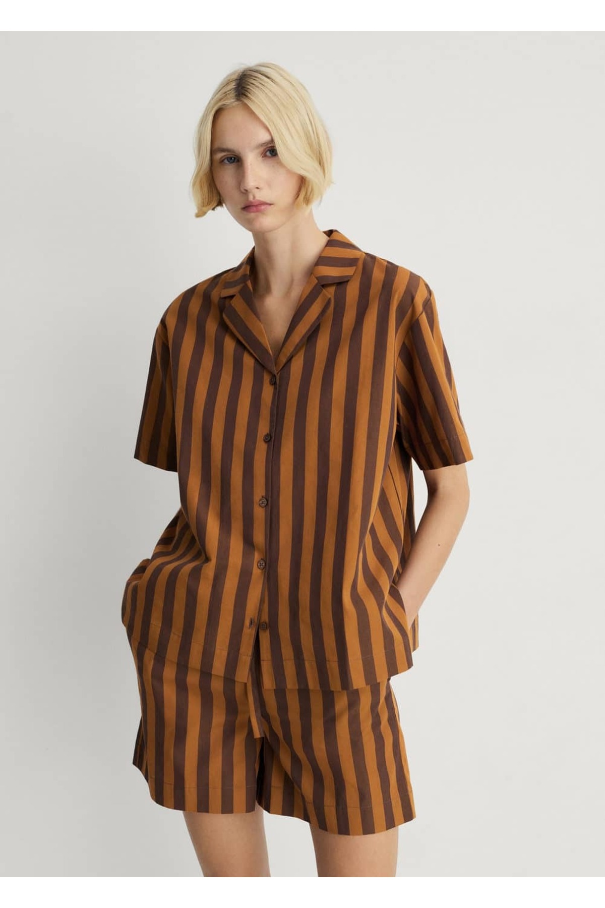 İki renkli dokuma çizgili kısa gömlek