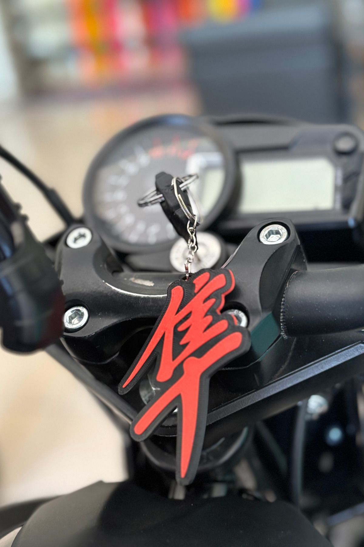 Banxtre Motor için Japonca Yazılı Kırmızı-Siyah Hayabusa Anahtarlık