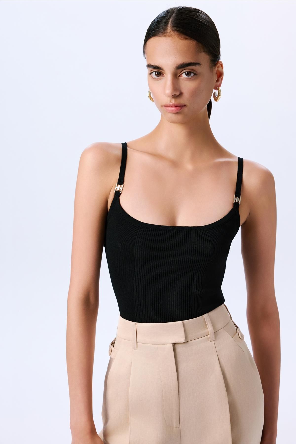 rue. İnce Askılı Şeritli Crop Triko Siyah Bluz