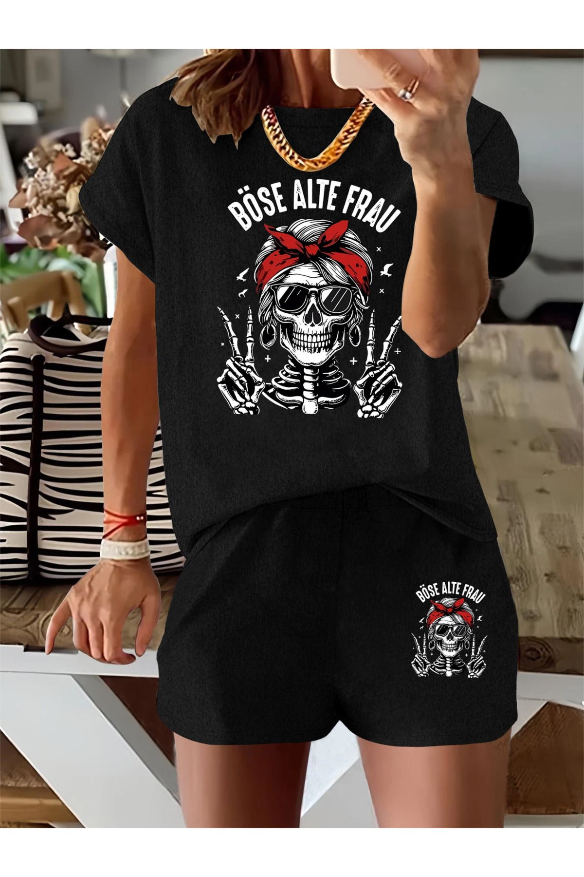 LAND MODA Kadınlar için Rahat Yazlık "Böse Alte Frau" Grafik Tişört ve Şort Seti - Açık Gri Polyester