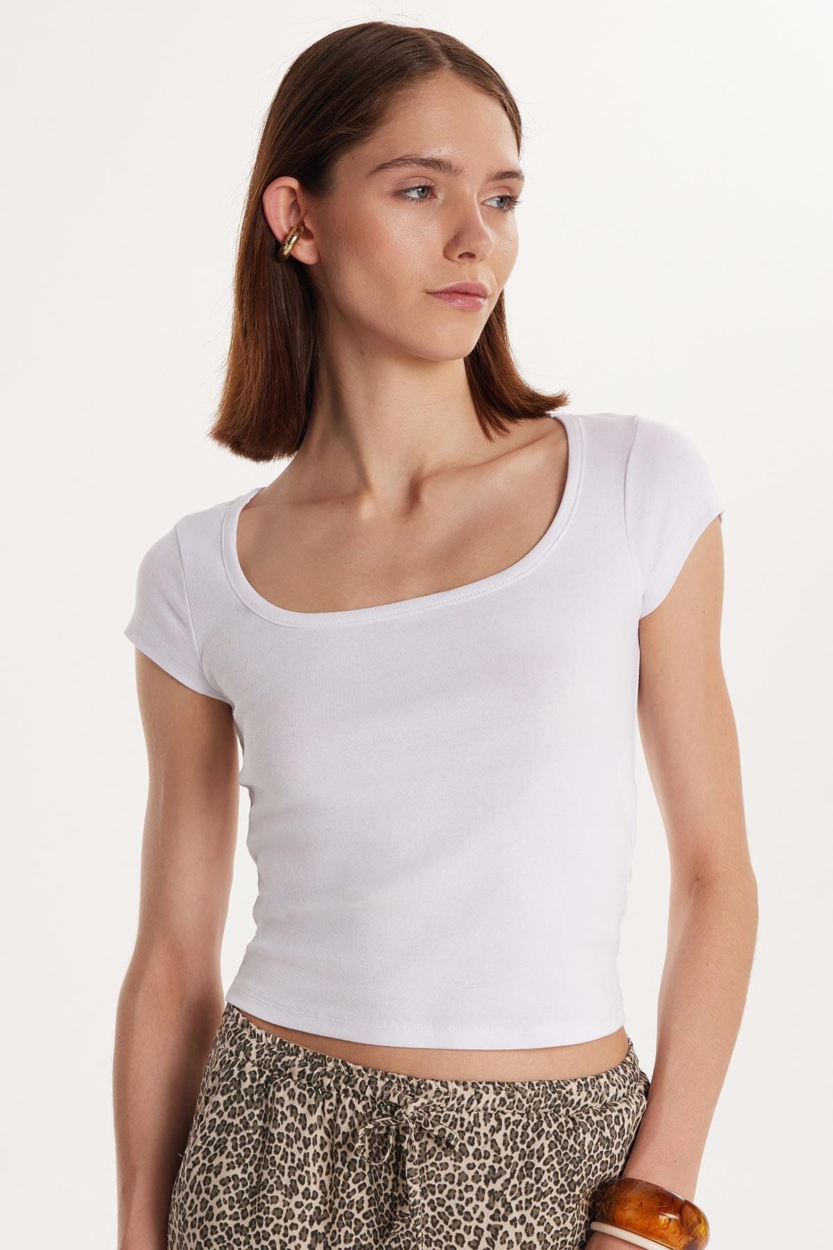 Tudors Kadın Slim Fit Dar Kesim Kısa Kollu U Yaka Beyaz Bluz