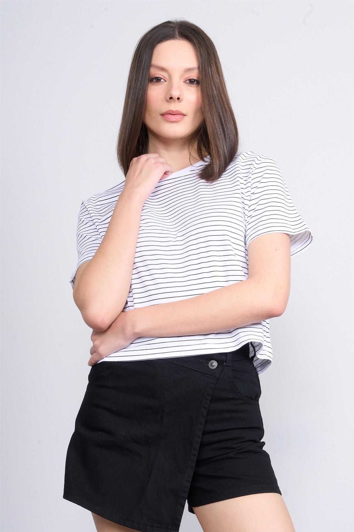 FİTHİT Çetinkaya Fithit 8285 Bisiklet Yaka 30/1 Metraj Baskı Crop T-shirt Beyaz Üzeri Siyah Çizgi