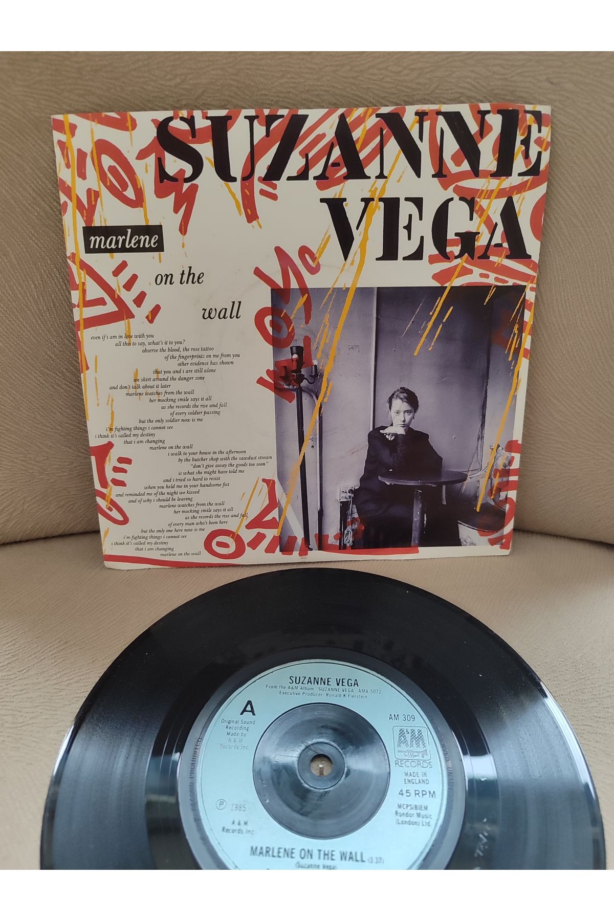 Plakperest SUZANNE VEGA - Marlene On The Wall / Small Blue Thing - 1986 İngiltere Basım 45 lik Plak 2.el