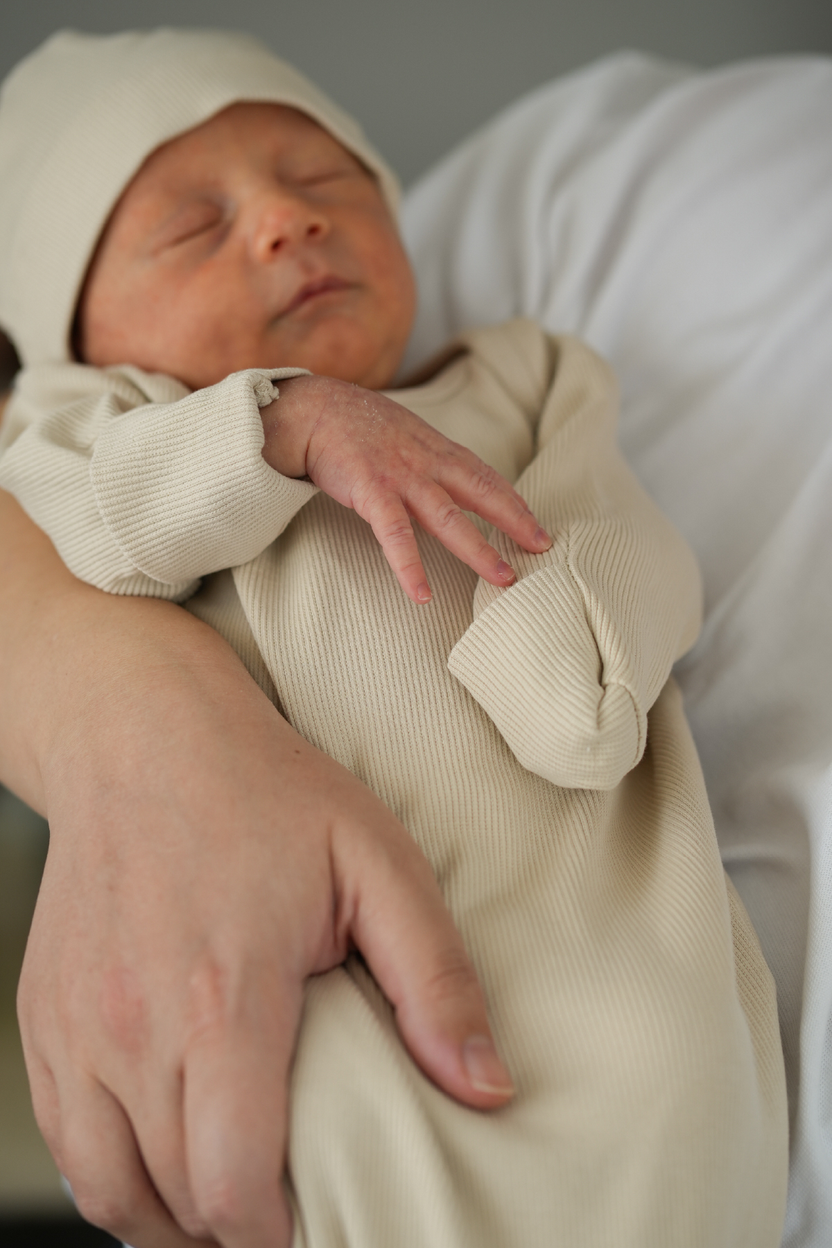 Ribbed and Bottom Tied Baby Bodysuit and Beanie Set 100% Cotton - Easy Pants Design