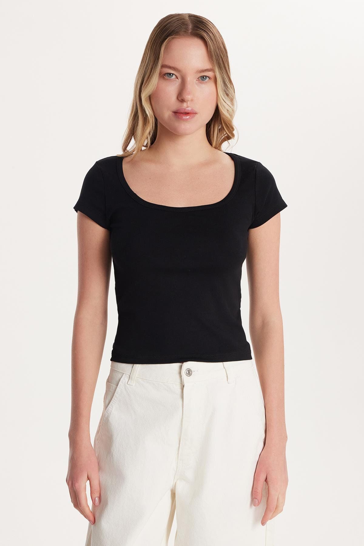Tudors Kadın Slim Fit Dar Kesim Kısa Kollu U Yaka Siyah Bluz