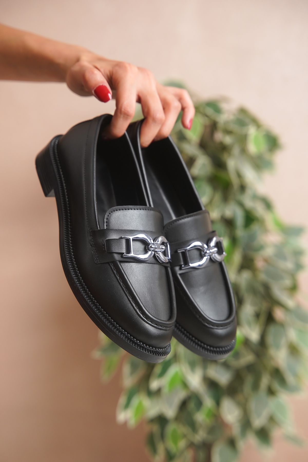 Capolya Kadın Loafer Siyah - Gümüş Tokalı Günlük Ayakkabı – Şık, Rahat ve Klasik Casual Tarz