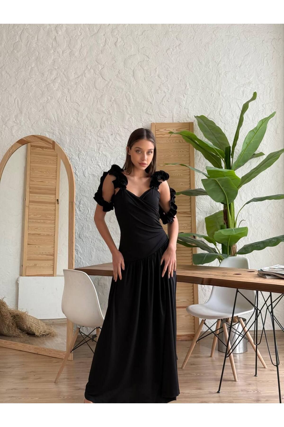 Butik Romantik fırfır detaylı askılı yırtmaçlı elbise