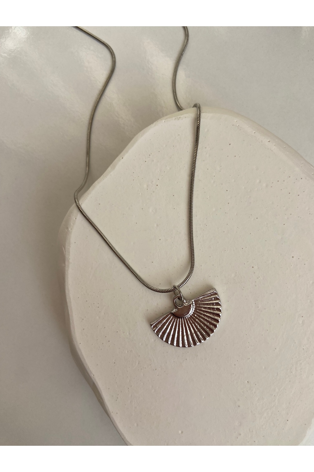 Gümüş Renk Yelpaze Charm Çelik Zincirli Kadın Kolye (45 + 6 cm) – Sevgililer Günü Özel - Detay Görseli 3