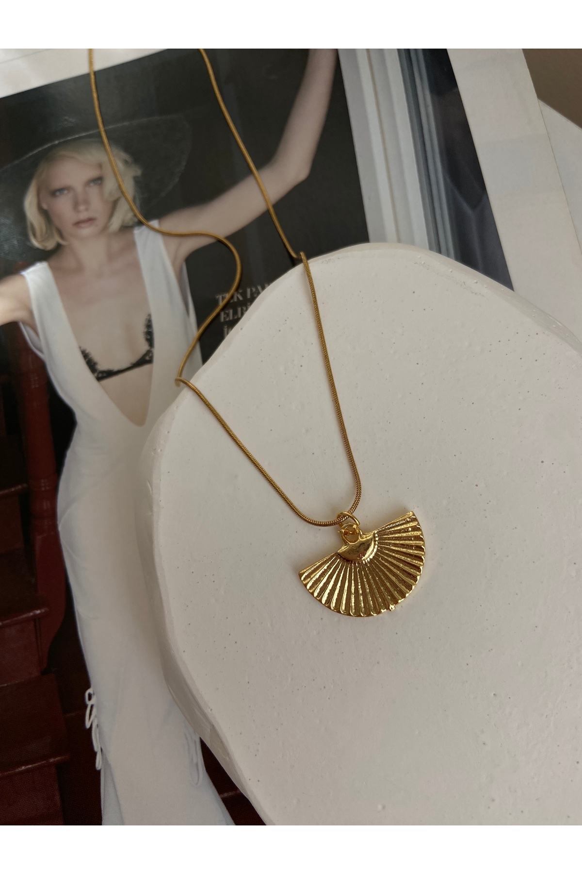 Gold Renk Yelpaze Charm Yılan Zincir Çelik Kadın Kolye (45 Cm) – Sevgililer Günü Özel - Detay Görseli 3