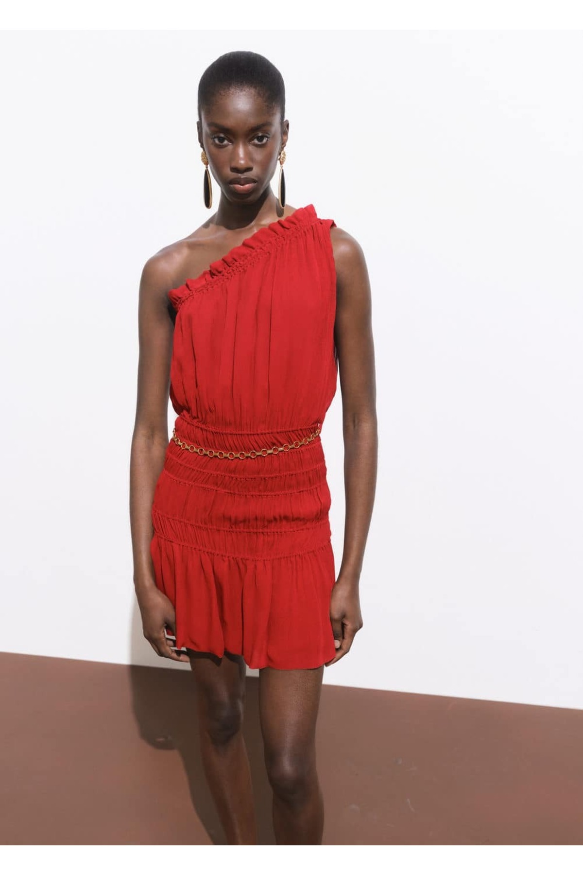 Kemerli büzgülü asimetrik elbise