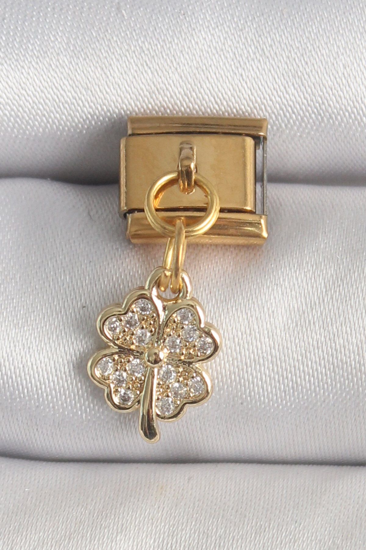 Clariss 316L Çelik Gold Renk Sallantı Zirkon Taşlı Yonca Model Nomination Charm