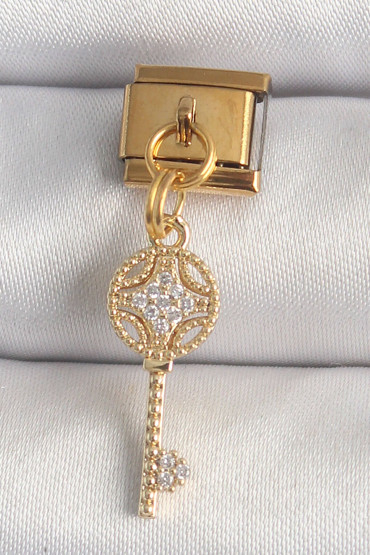 Clariss 316L Çelik Gold Renk Sallantı Zirkon Taşlı Anahtar Model Nomination Charm