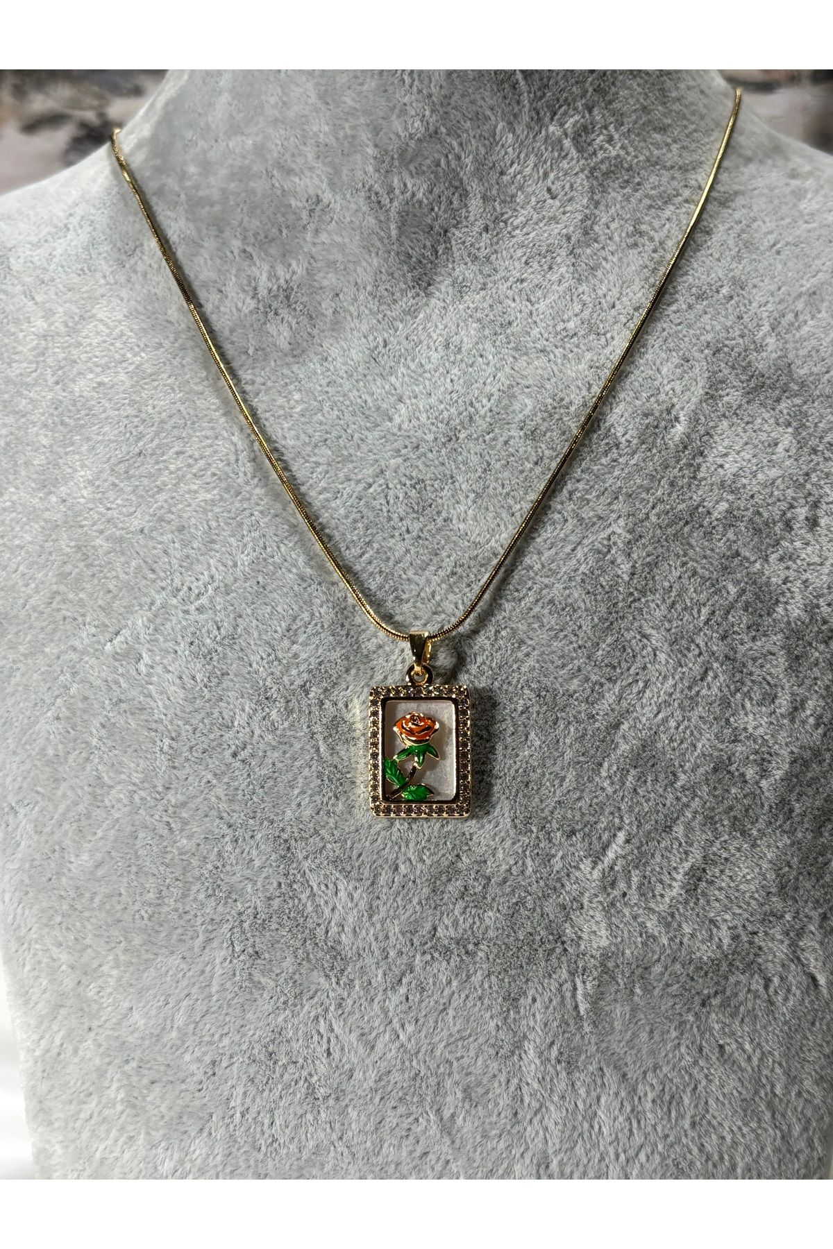 Uzak Işıklar Vintage çiçek gold çelik kolye