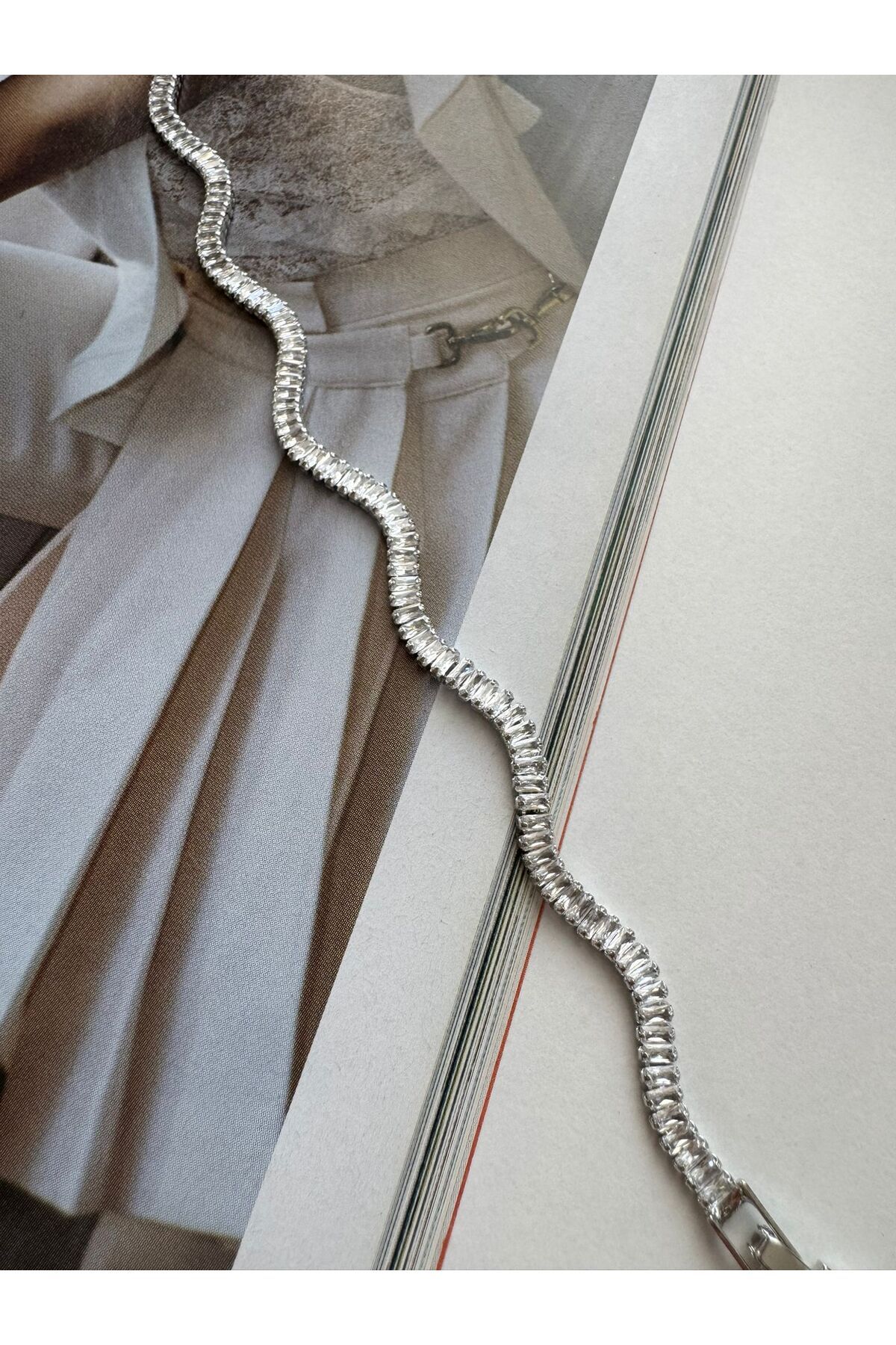 MODA Gümüş Rengi Vip Seri Su Yolu Zigzag Taşlı Bileklik 19 cm