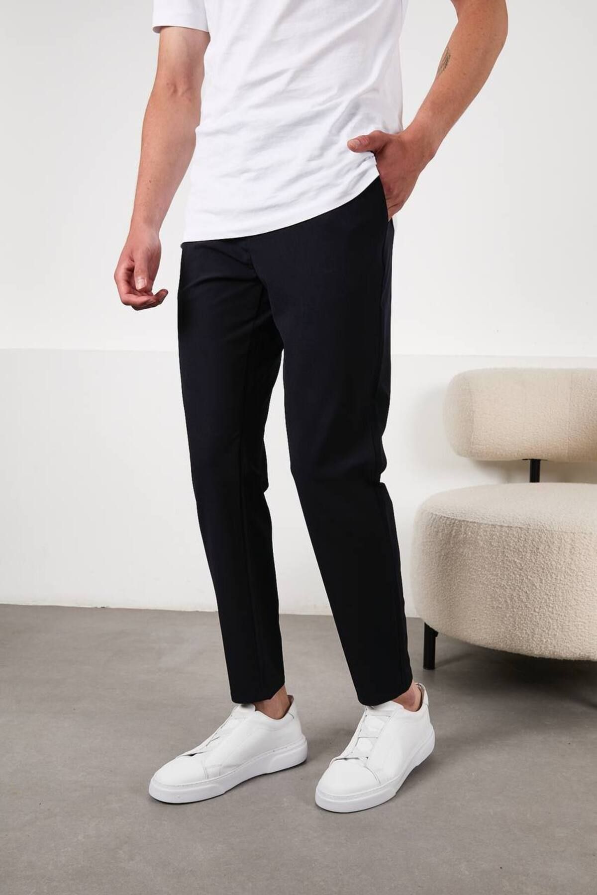 Stilim Spor Şıklık Arayanlara: Slim Fit Erkek Pantolon