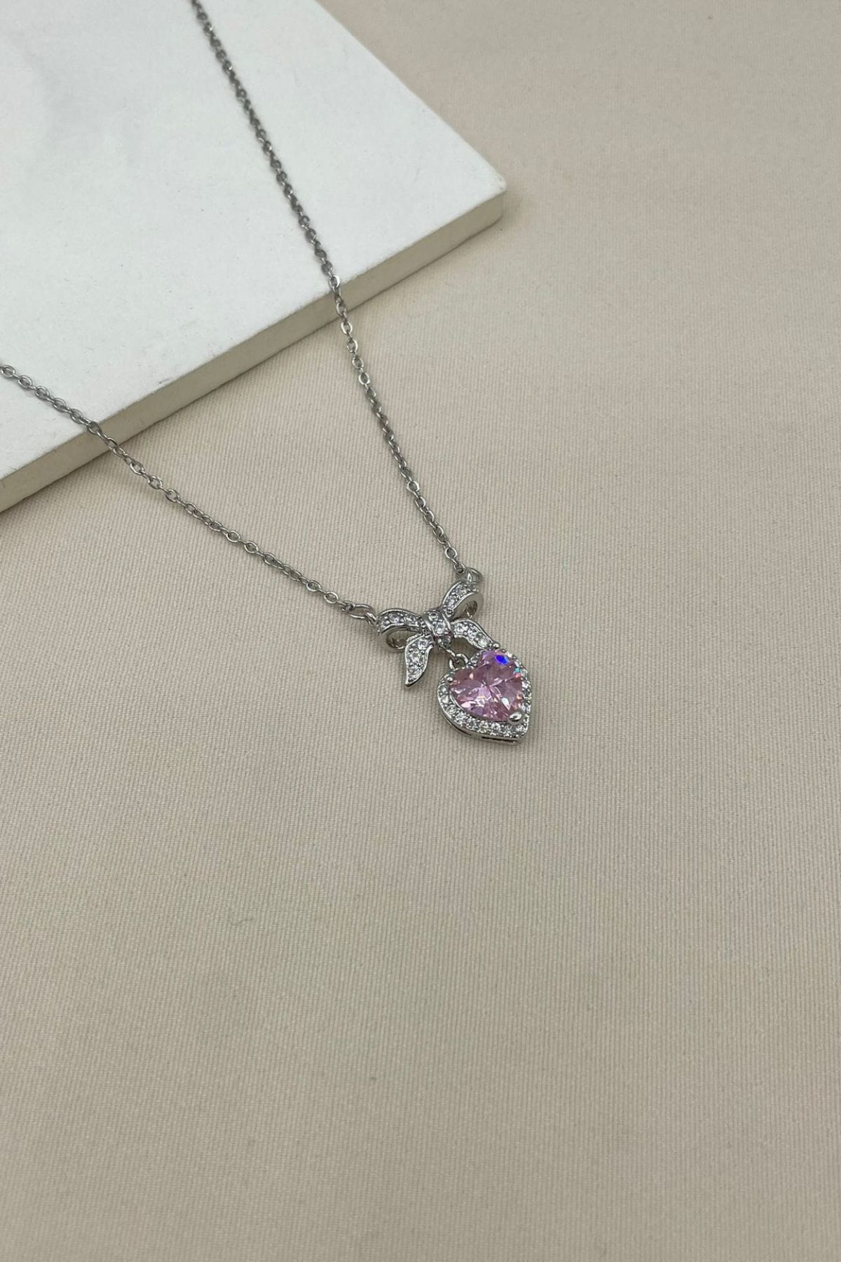 HEİCO Çelik Gümüş Renk Zincir Pembe Kristal Kalp Zirkon Taşlı Kurdele Model Kadın Kolye