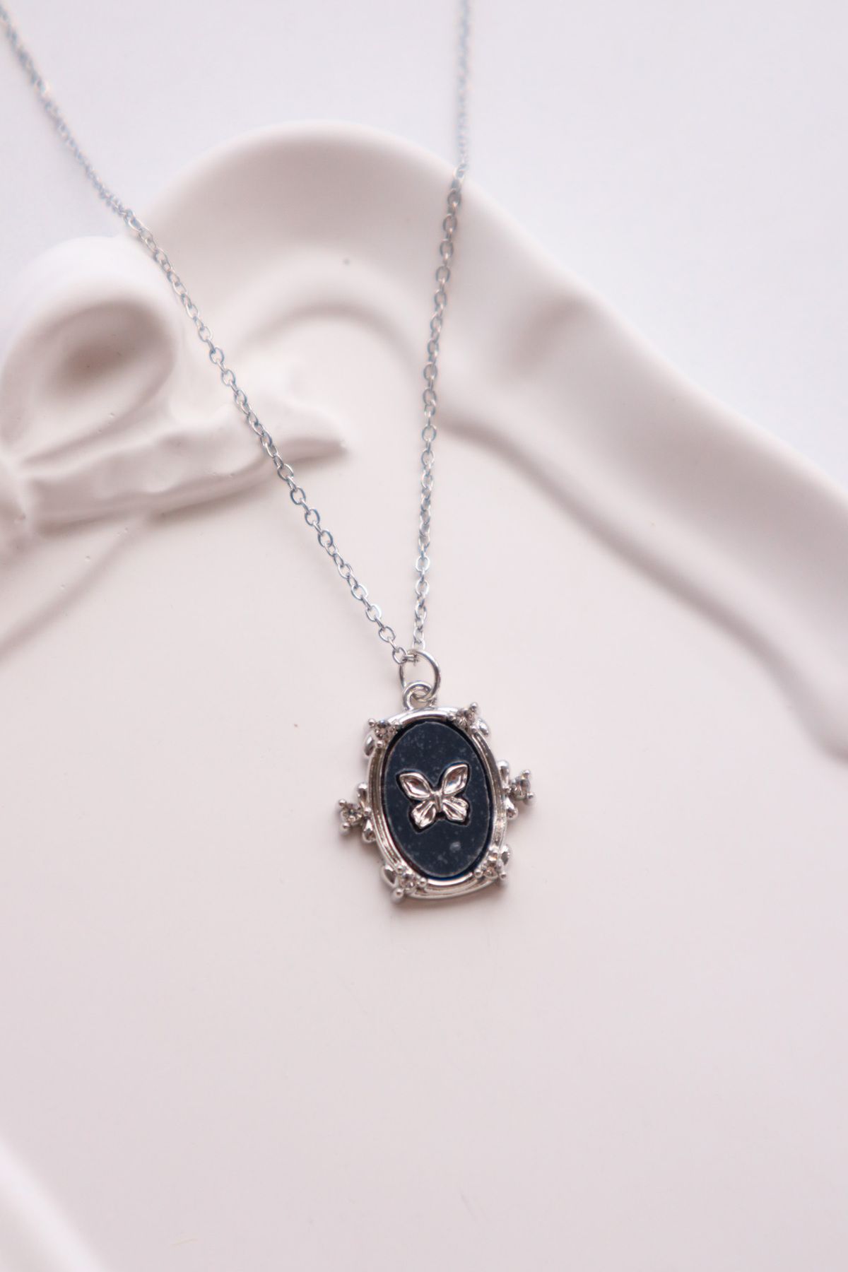 EFBUTİK Gümüş Renk Zincirli Black Butterfly İthal Kolye