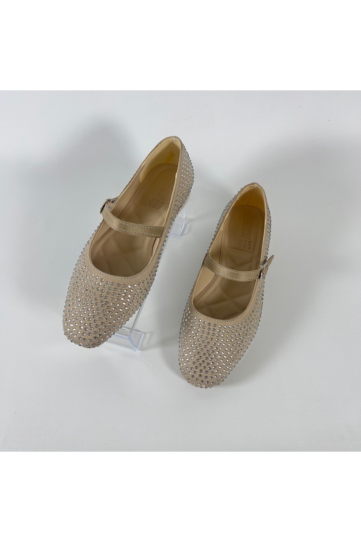 GOLD SHOES Kadın Kemerli Taşlı Küt Burunlu Babet