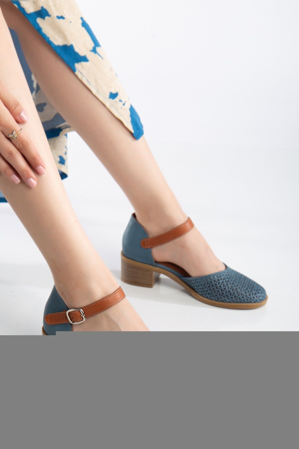 ANALİN SHOES Kadın Hakiki Deri Burnu Kapalı Delikli Sandalet - Kot Mavi