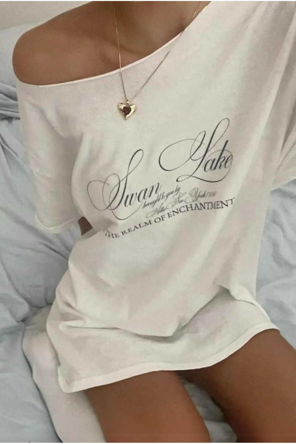 Moonstarcollection Swan Lake Düşük Omuzlu Oversize Tişört