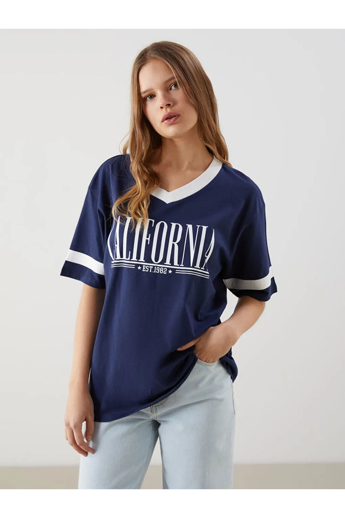 LC Waikiki XSIDE Lacivert V Yaka California Baskılı Oversize Kadın Tişört