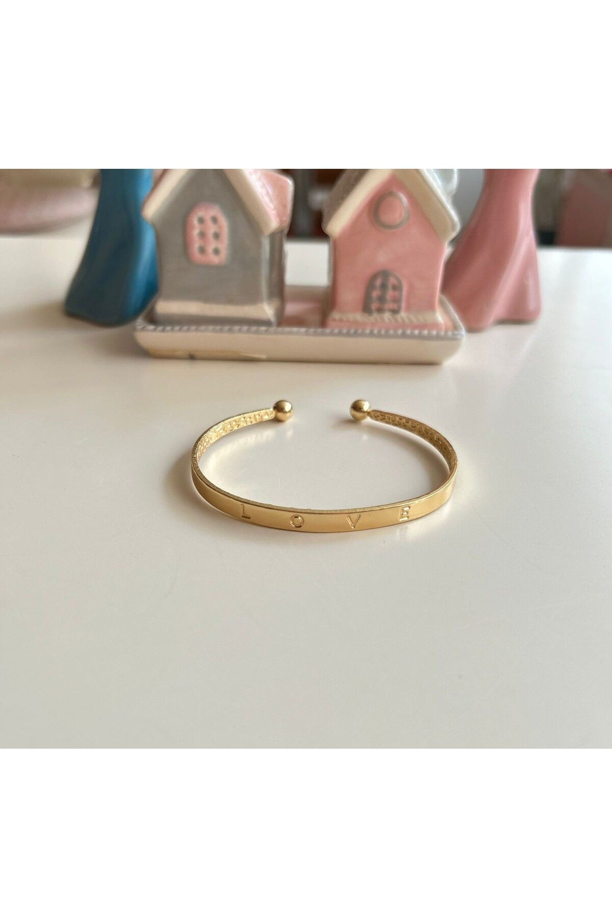 Cheecky Chic İpekish | LOVE Yazılı Gold Bilezik - Mesaj Veren Şık Kadın Takısı