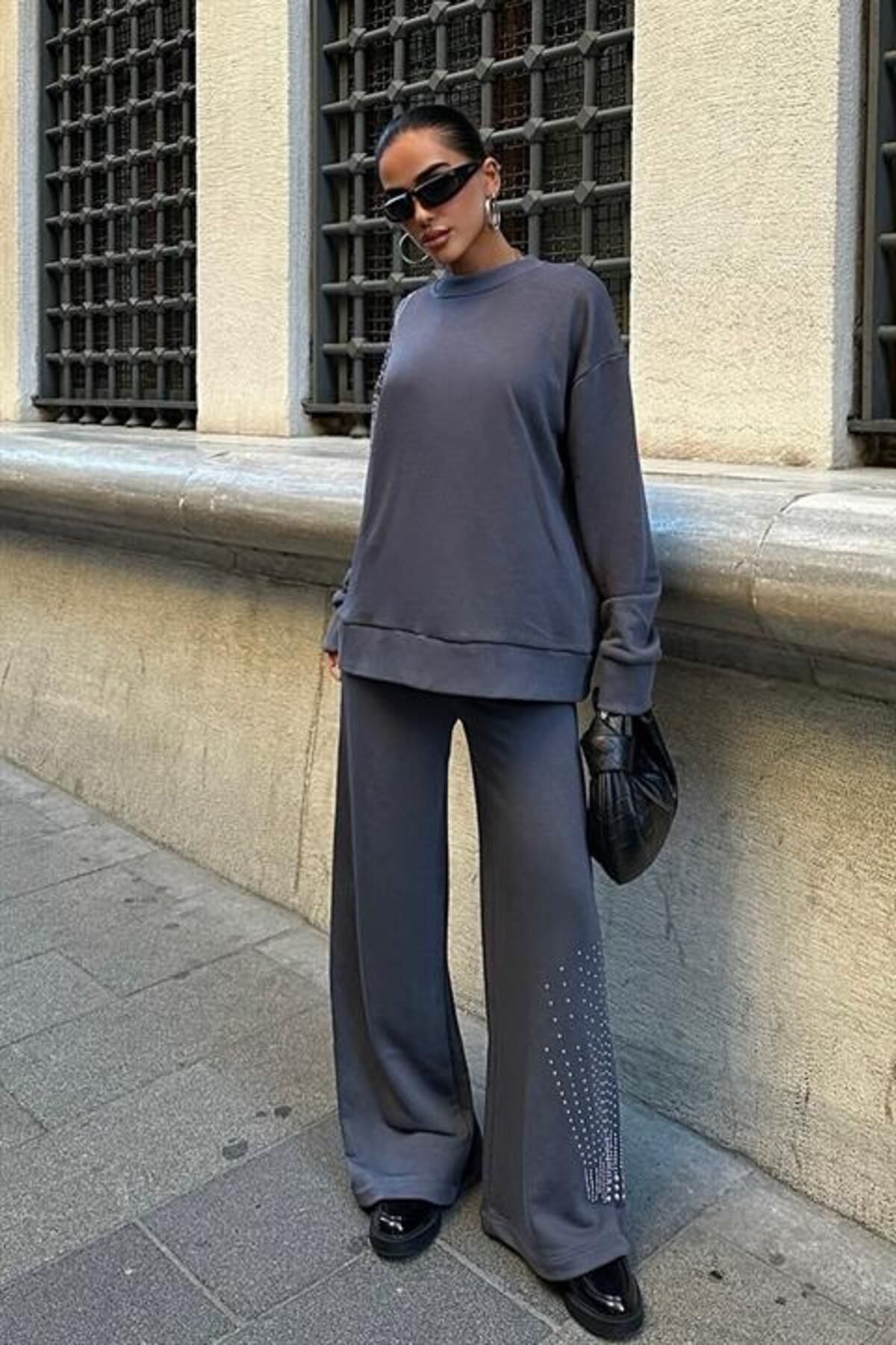RICHMOST Gümüş Taşlı Detaylı ve Bisiklet Yaka Uzun Kollu Oversize Kadın Bluz Pantolon Takımı (2 Parça) Füme