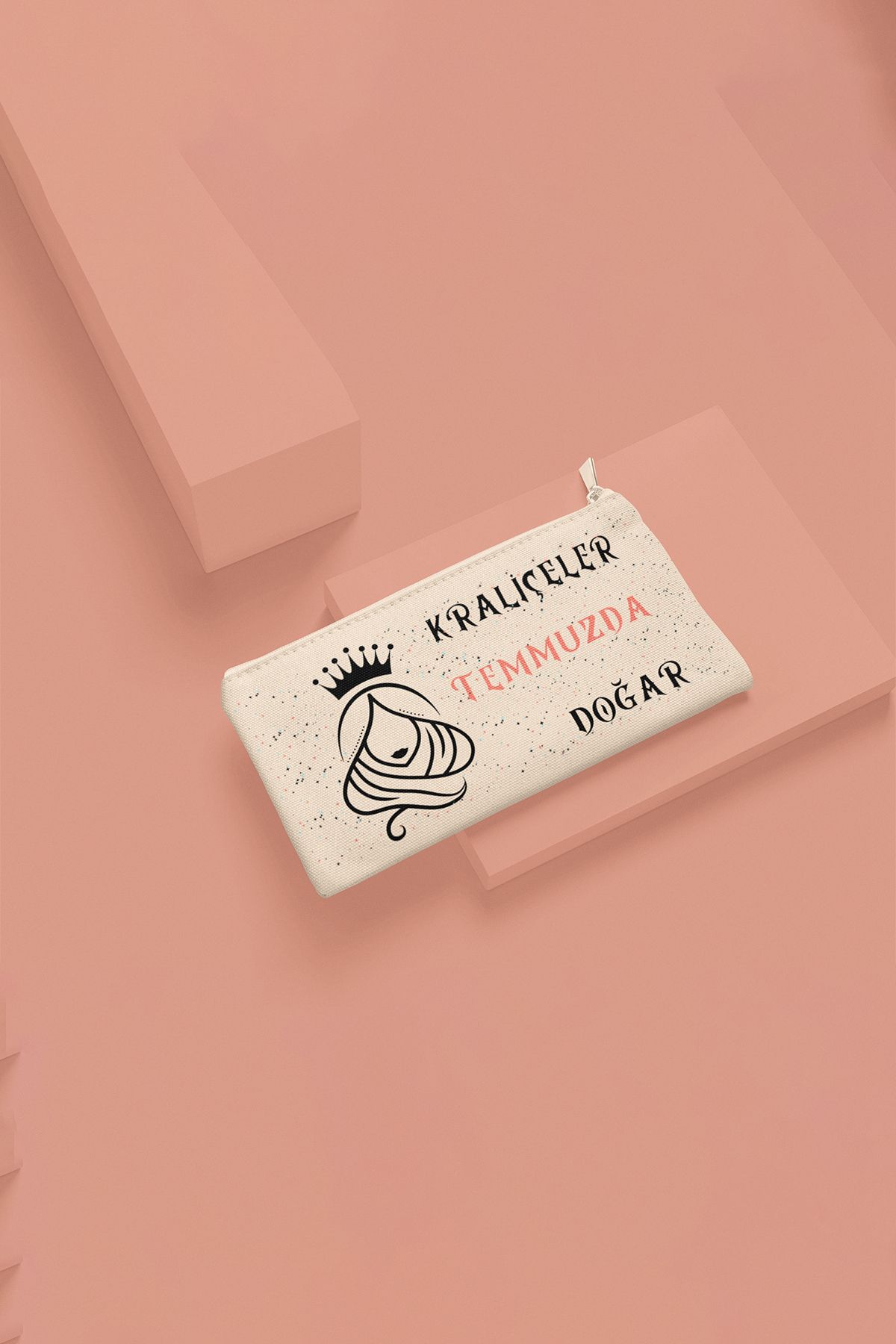 qoeuyl boutique Kraliçeler Bu Ayda Doğar Baskılı Doğum Günü Hediyelik Bez Makyaj Çantası Kalemlik Cüzdan