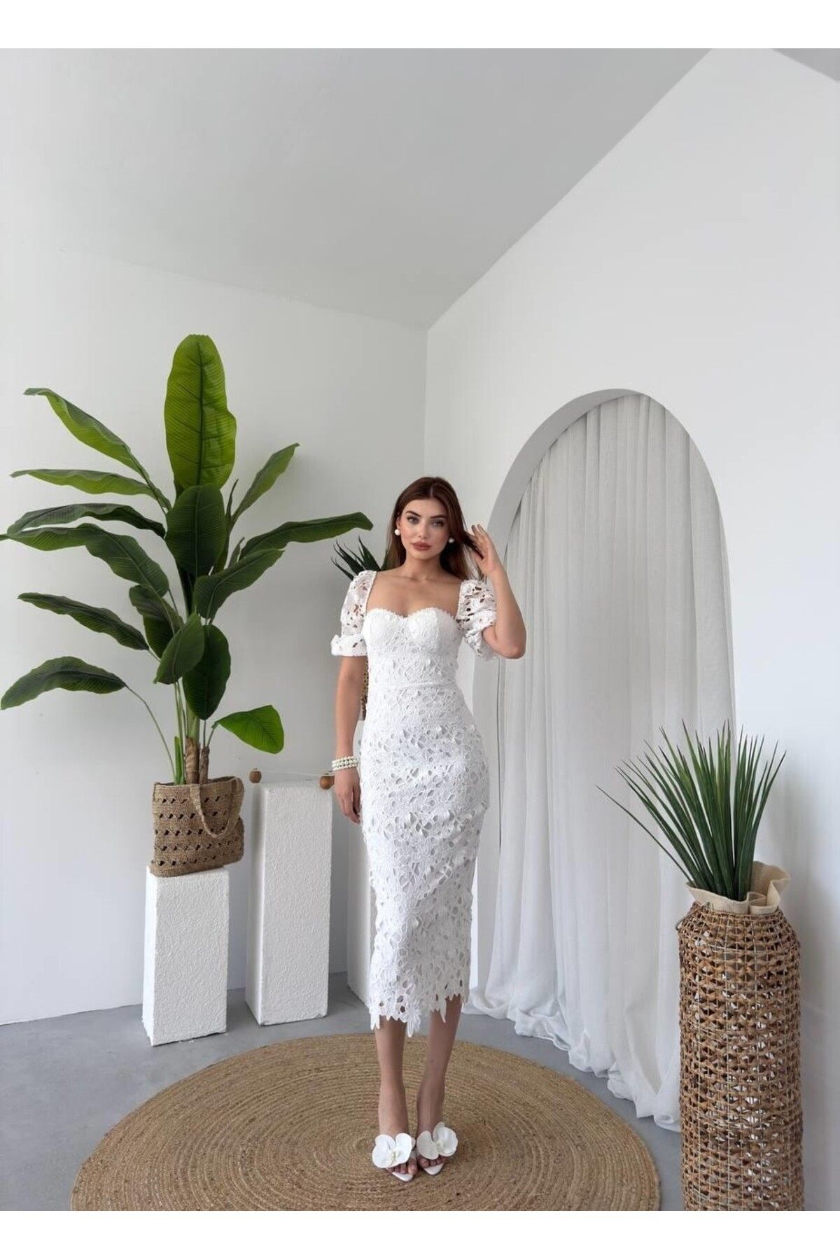 Julidress Beyaz Groplu Güpürlü Balon Kollu Kalp Yaka Midi Boy Premium Dantel Elbise