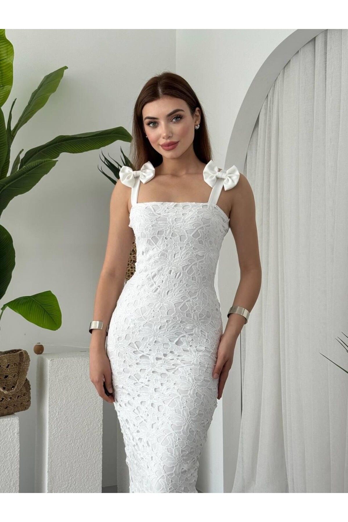 Julidress Beyaz Güpürlü Astarlı Fiyonk Askı Detaylı Midi Boy Premium Dantel Elbise