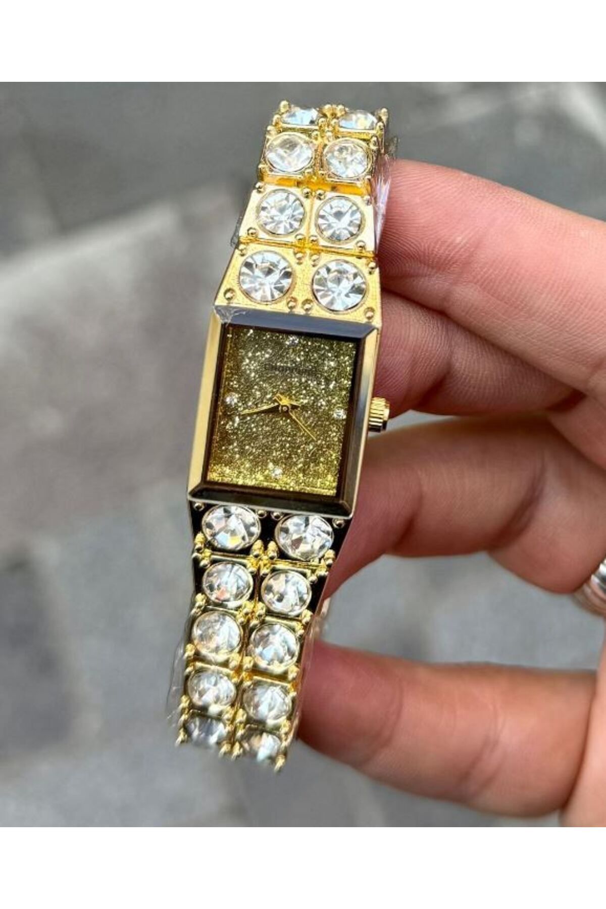 Choppers Marka Gold Renk Taşlı Kare Kadran Detaylı Kadın Kol Saati - Işıltılı ve Gösterişli Tasarım