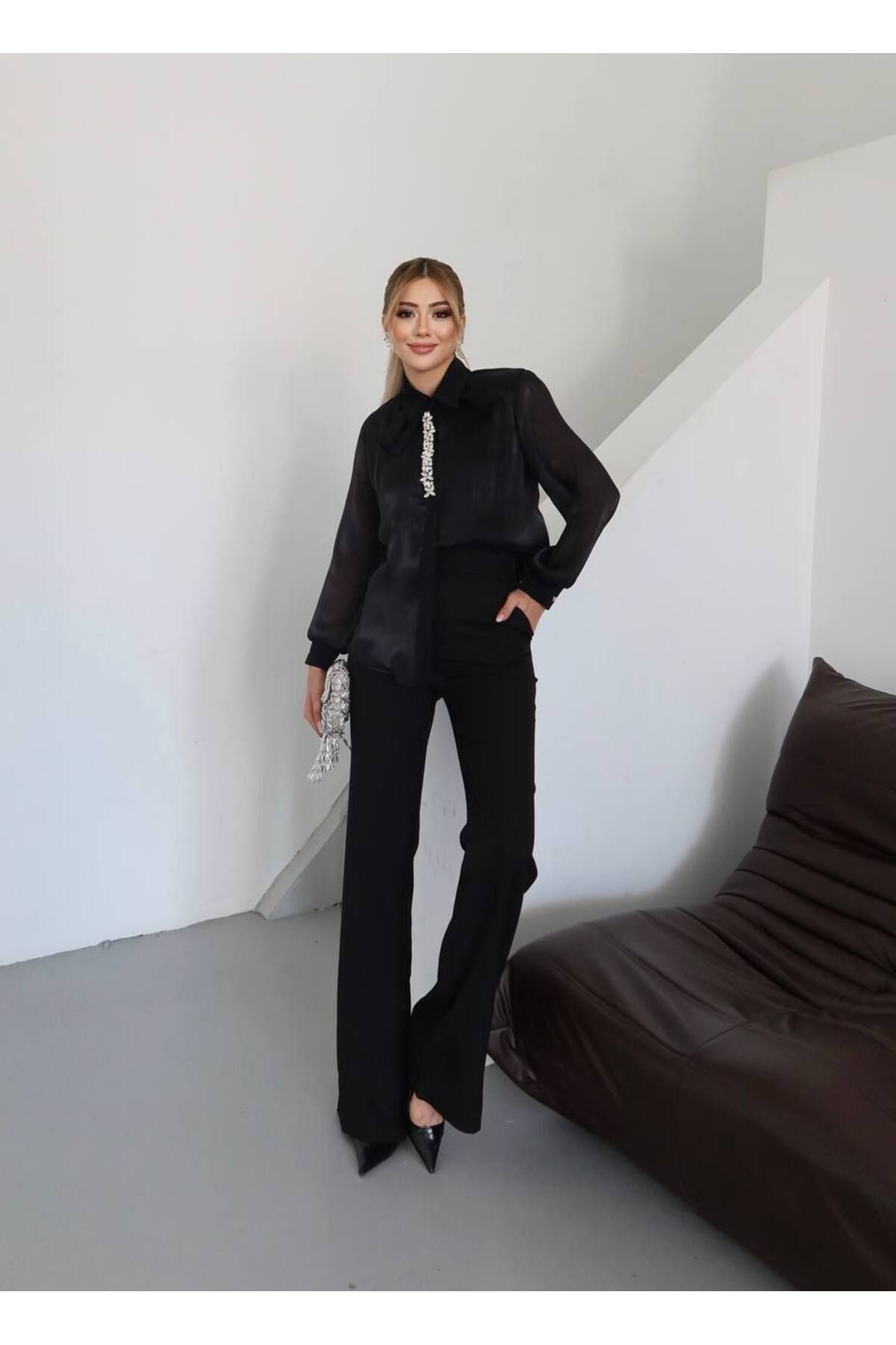 Castivo Fashion 3’lü Kristal Taş Detaylı Fiyonk Yaka Saten Takım