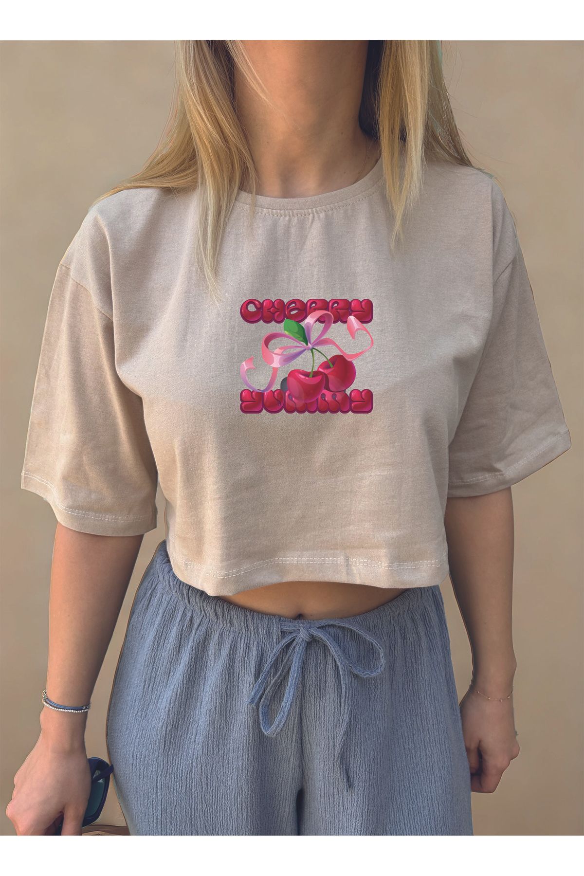 ClubSpaceAstro Kadın Oversize Crop Tişört – Cherry Baskılı | Terletmeyen Kumaş | Rahat ve Şık Günlük Stil