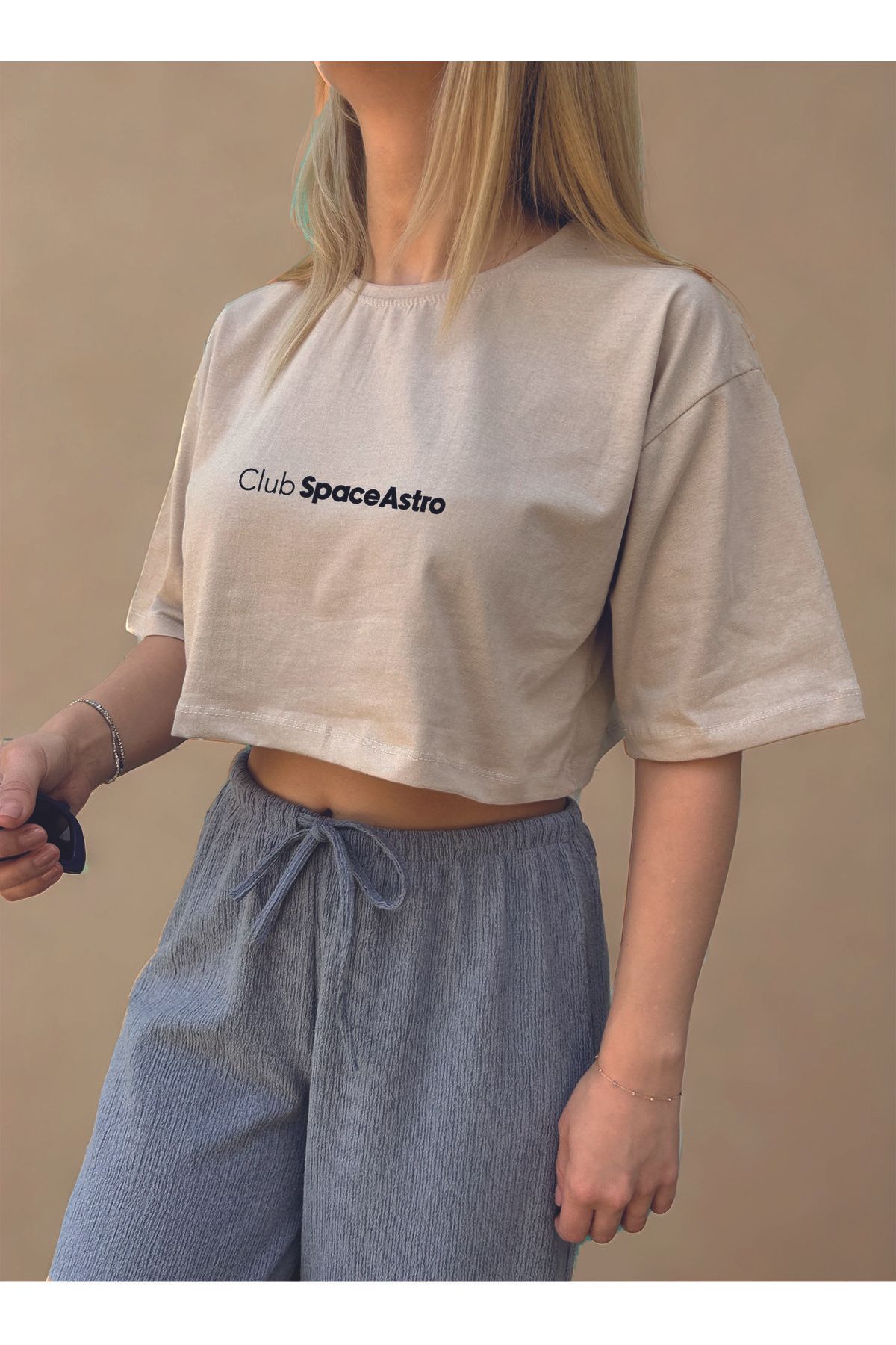 ClubSpaceAstro Kadın Oversize Crop Tişört – Logolu Baskı | Terletmeyen Kumaş | Modern ve Minimal Stil