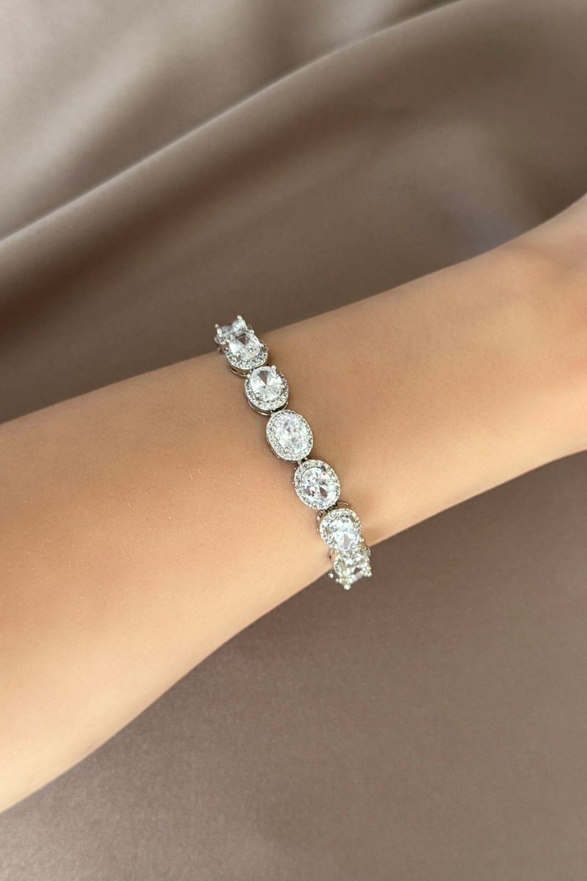 laria jewelry Oval Beyaz Taşlı Su Yolu Bileklik