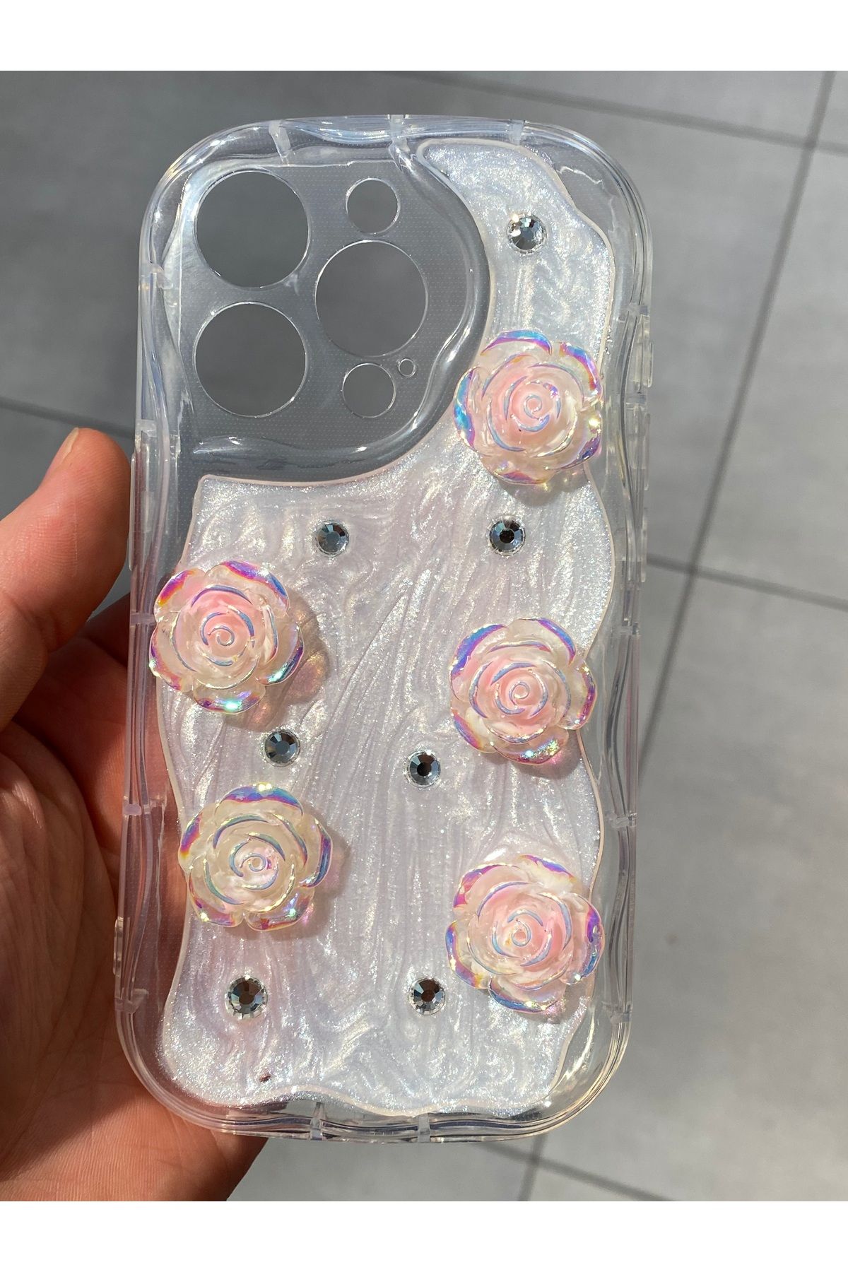 Mee.co İphone 15 Pro Uyumlu 3D Kabartmalı Çiçek Desenli Silikon Kılıf