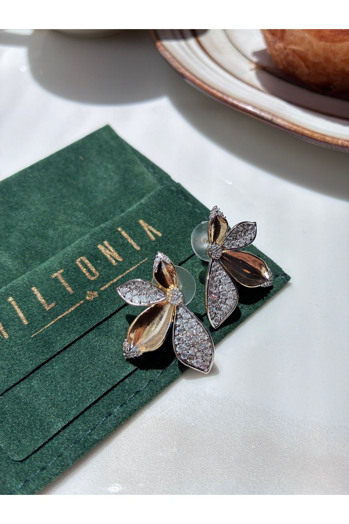 Miltonia Çiçek Zirkon Taşlı Kararmaz Şık Küpe