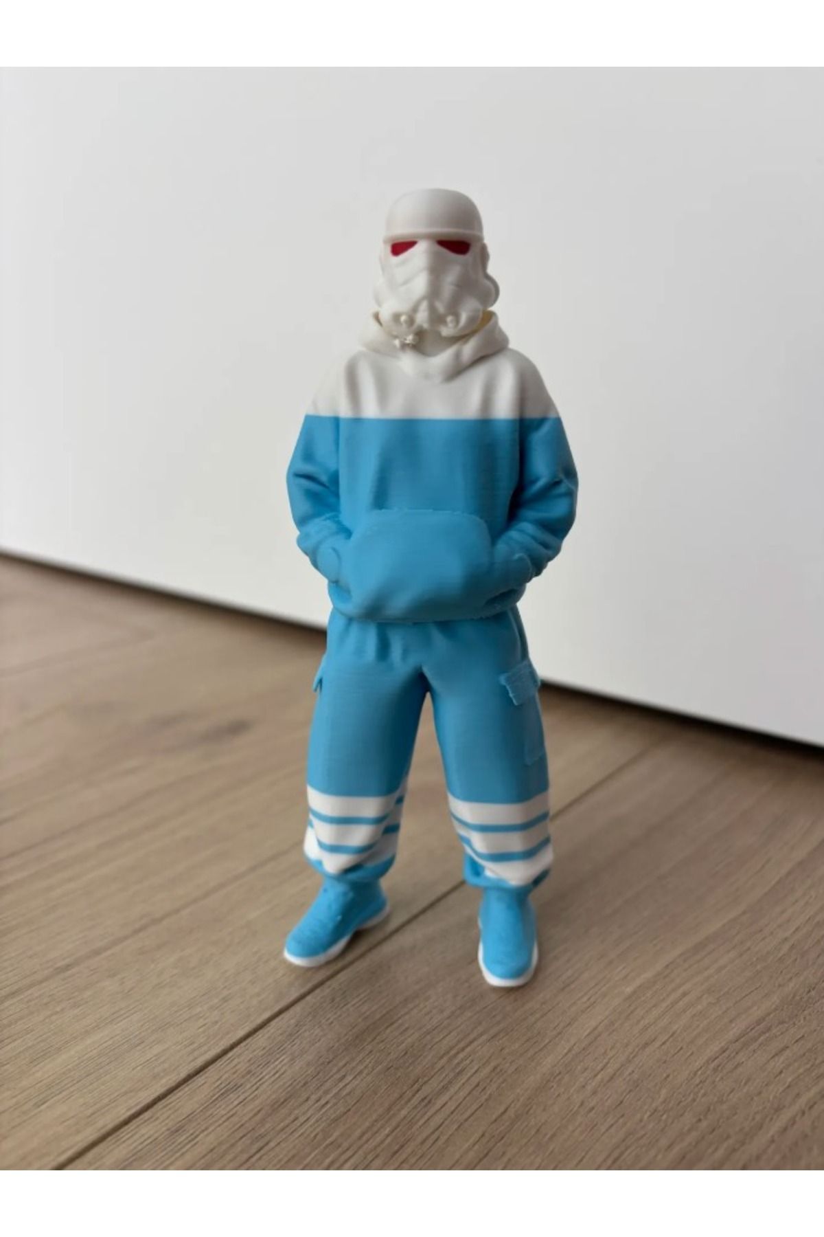 PUREYSMA Stormtrooper Kadın Figür – Sokak Modası Tarzında Dekoratif Biblo