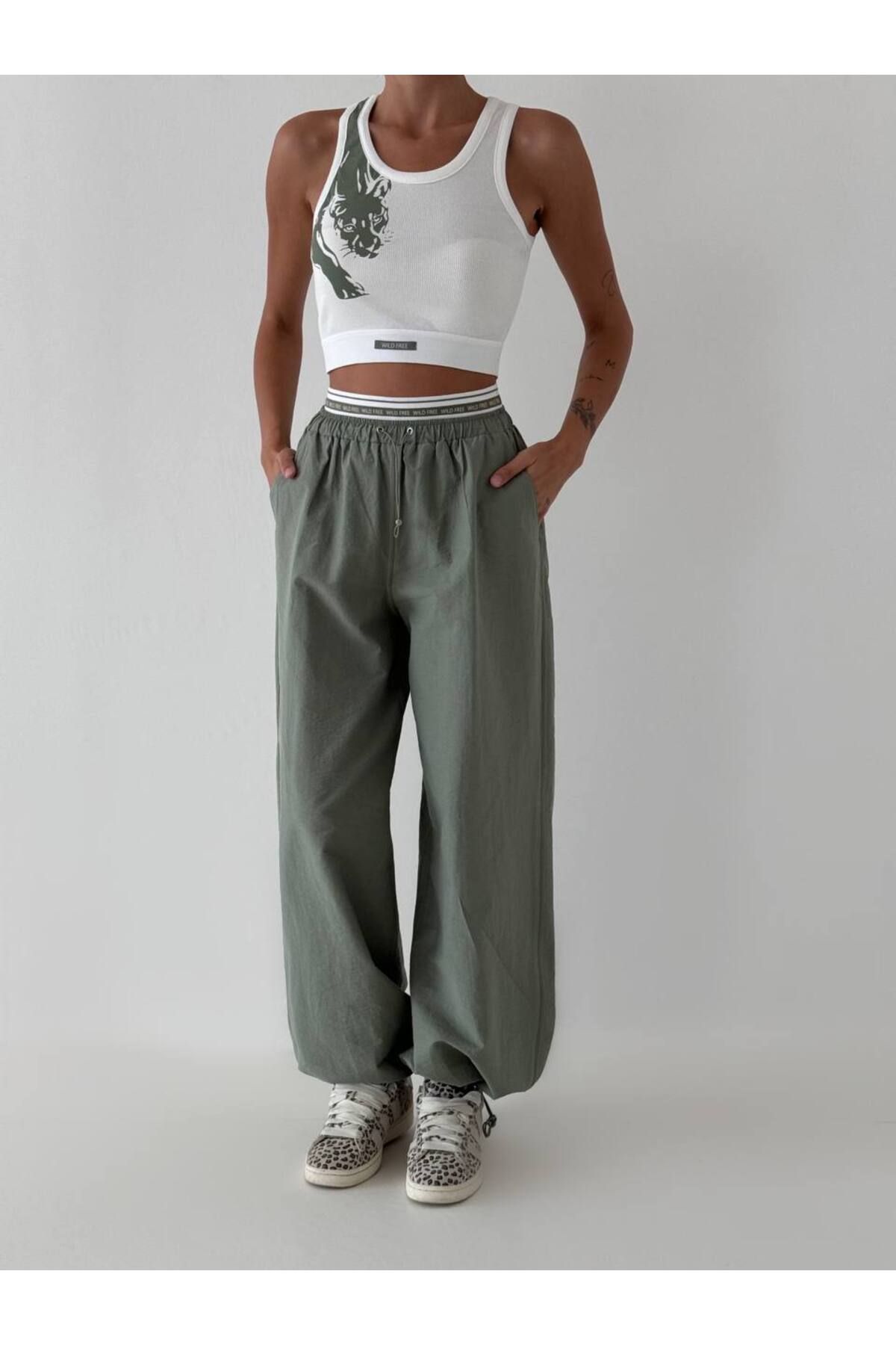 Quzu YAZI BASKILI LASTİKLİ BOL PAÇA PANTOLON & HALTER YAKA CROP TAKIM