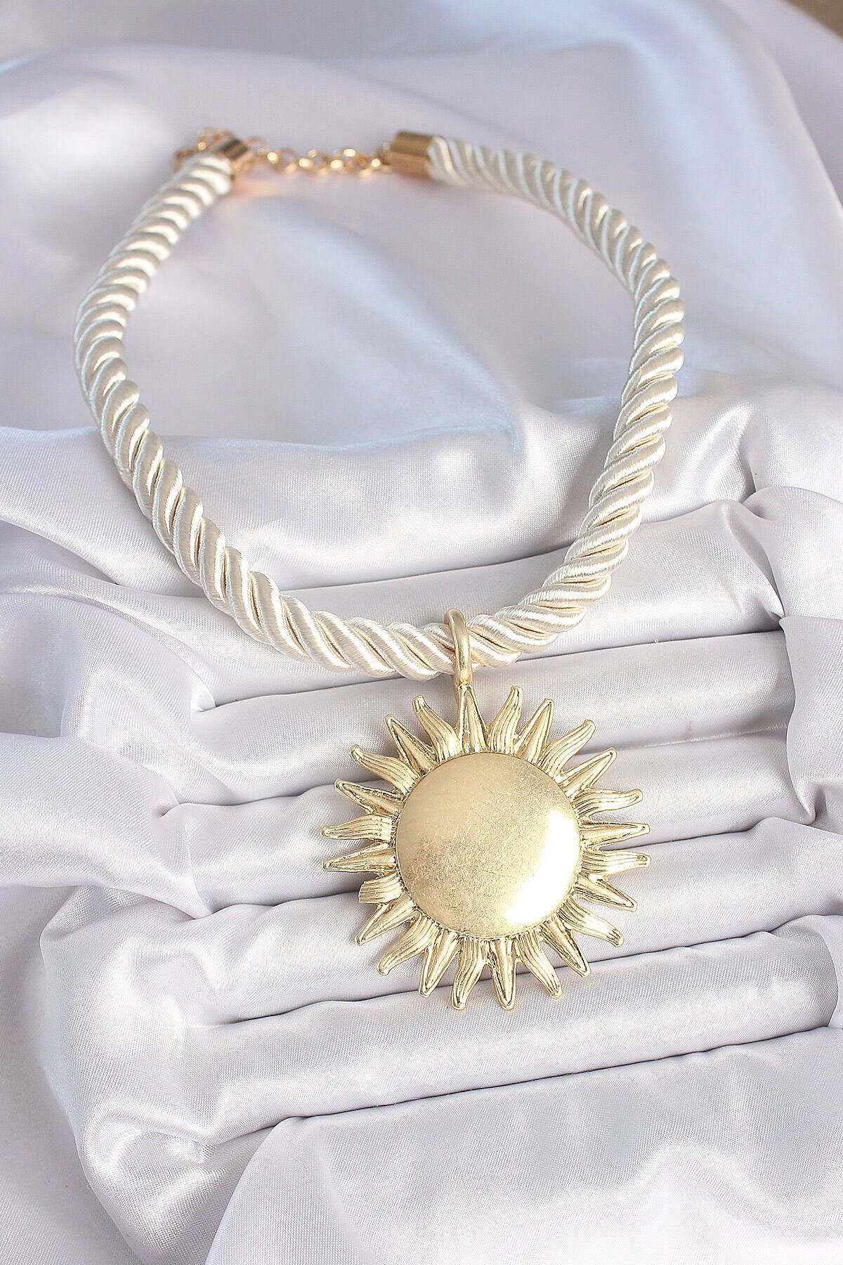 Clariss Kırık Beyaz Halat Model Gold Renk Güneş Figürlü Pirinç Kolye