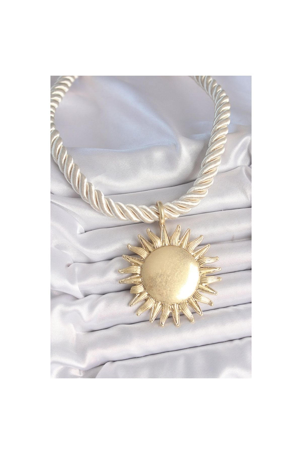 Findit Kırık Beyaz Halat Model Gold Renk Güneş Figürlü Pirinç Kolye