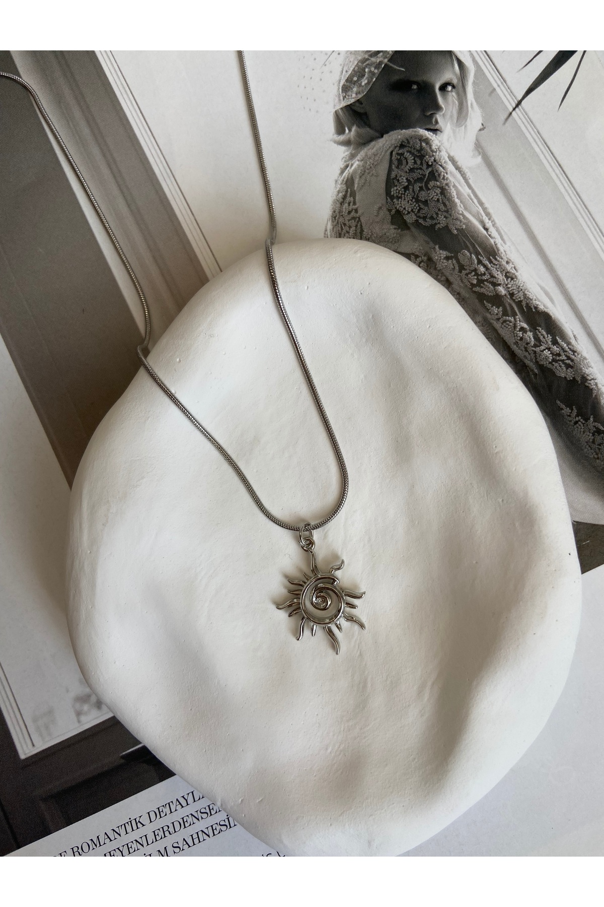 Gümüş Renk Güneş Charm Çelik Zincirli Kadın Kolye (45 cm) – Sevgililer Günü Özel - Detay Görseli 4