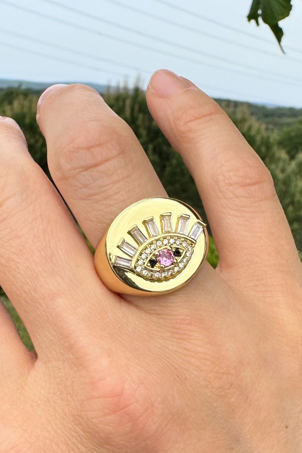 Tasarım Gold Göz Figürlü Taşlı Ayarlanabilir Bijuteri Yüzük – Pembe Taşlı Nazar Model