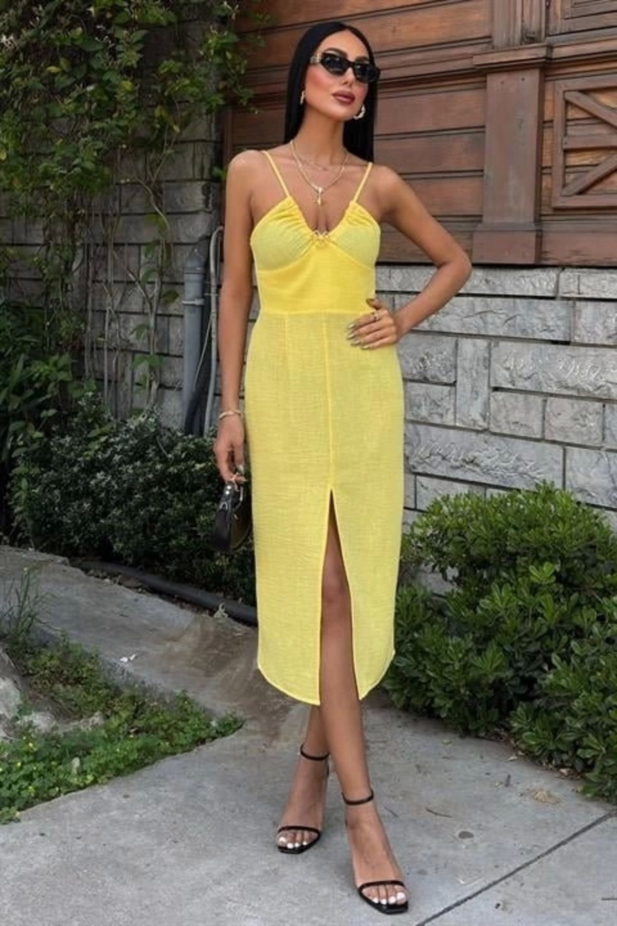 Butik Göğsü Aksesuarlı Önü Yırtmaçlı Elbise 2899