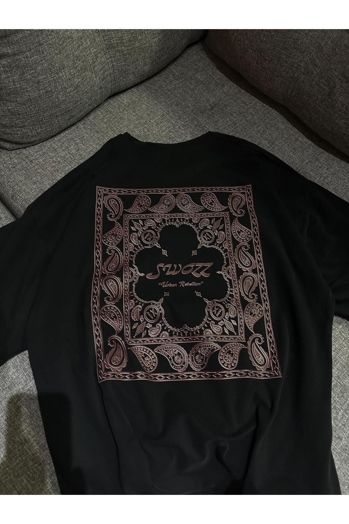 swOzz Siyah Oversize Unisex Yazılı Tişört – Bandana Desenli Urban Rebellion Tasarımı | Sokak Stili Model